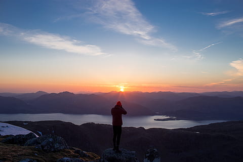 auringonlasku, auringonvalo, auringonnousu, vuori, pilviä, taivas, tumma, luonto, maisema, ihmiset, mies, valokuvaus, valokuvaaja, yksi henkilö, maisemat - luonto, pysyvä, vesi, pilvi - taivas, kauneus luonnossa, takaa, vapaa-ajan toiminta, rauhallinen kohtaus, tyyneys, siluetti, idyllinen, elämäntavat, täyspitkä, aurinko, vuorijono, ulkona, katsot näkymää, 5K, CC0, public domain, rojaltivapaa
