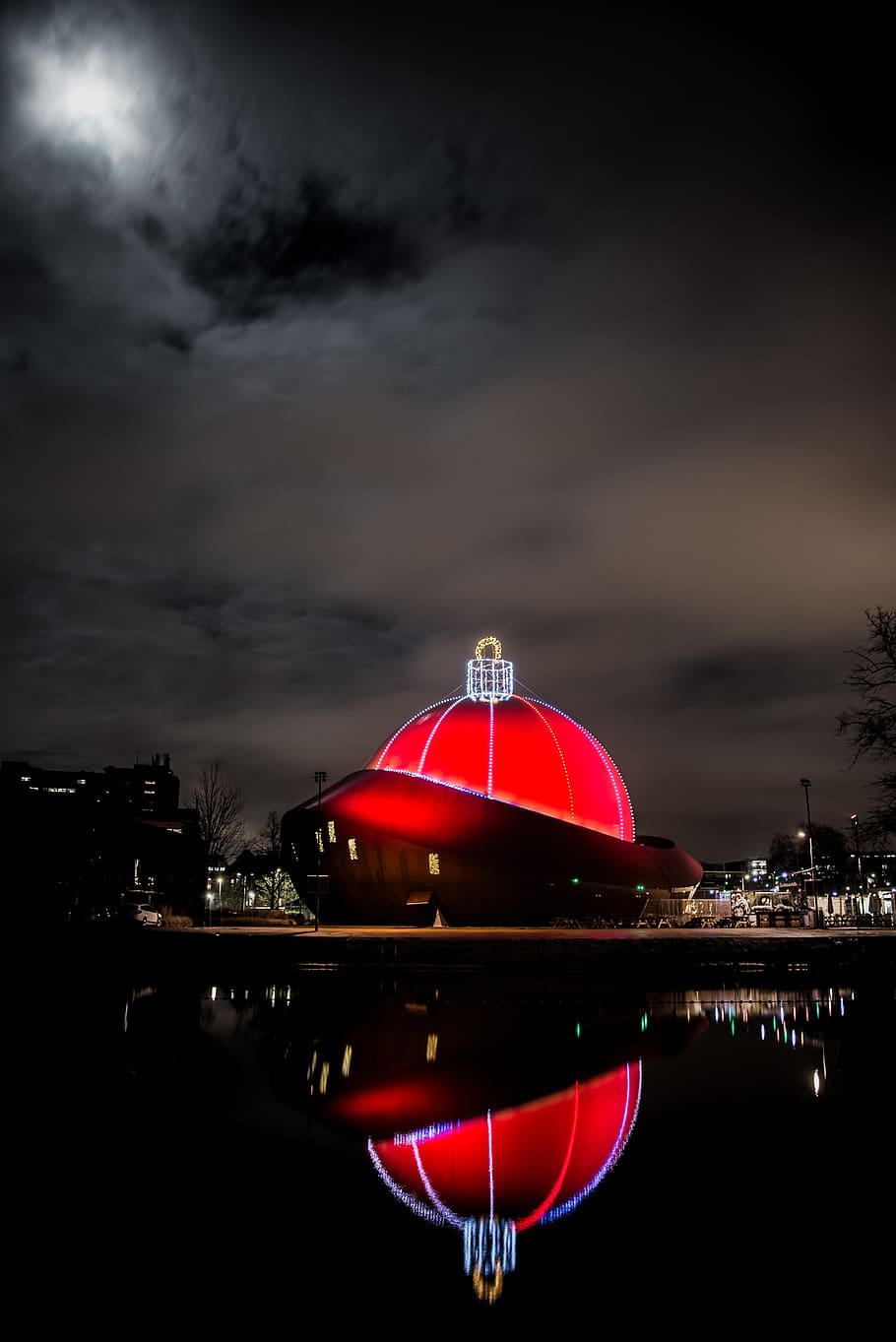 punt, groningen, bola de nadal, reflexió, foto de nit, fotografia, trípode, lluna, núvols, vermell, atmosfera, edifici, arquitectura, Països Baixos, infoversum, modern, cel, núvol - cel, aigua, naturalesa, nit, il·luminat, cap gent, vaixell nàutic, estructura construïda, manera de transport, transport, exterior de l'edifici, a l'aire lliure, davant del mar, mar, luxe, 5K
