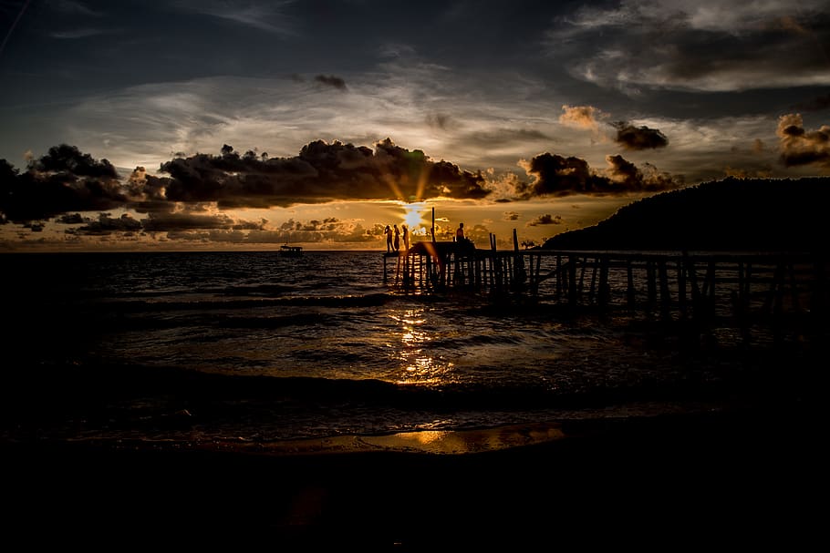 Silhouette des Sonnenuntergangs, hinterleuchtet, Strand, Promenade, Wolken, Wolkengebilde, dunkel, Dämmerung, Abend, Horizont, Landschaft, Licht, Natur, Ozean, Reflexion, Sand, Meer, seelandschaft, Himmel, Sonne, Sonnenstrahl, Sonnenstrahlen, Sonnenaufgang, Sonnenuntergang, Wasser, Wellen, wolke - himmel, Land, Szenen - Natur, Silhouette, Schönheit in der Natur, Ruhe, ruhige Szene, Baum, idyllisch, draußen, keine Leute, Horizont über Wasser, 5K