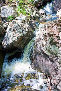 cascata, flusso, paesaggio, liquido, fiume, corsa, Russia, scena, stagione, velocità, spruzzo, pietra, ruscello, estate, caldo, calore, acqua, roccia, roccia - oggetto, solido, bellezza nella natura, movimento, natura, acqua corrente, formazione rocciosa, scenics - natura, nessuno, foresta, terra, giorno, pianta, fluente, all'aperto, lunga esposizione, flusso - acqua che scorre, potere in natura, eroso, 2K, CC0, dominio pubblico, privo di copyright