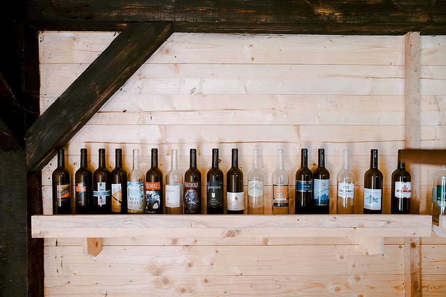 model, tapet, hambar, colectarea sticlelor, lemn, camera din lemn, rustic, sticla, sticlă de vin, vin, recipient, băutură, alcool, mancare si bautura, lemn - material, gustare, în interior, sticlă - material, natură moartă, nici o persoana, raft, alegere, aranjament, masa, grup mare de obiecte, transparent, variație, degustare de vinuri, vinificatie, vin rosu, 2K
