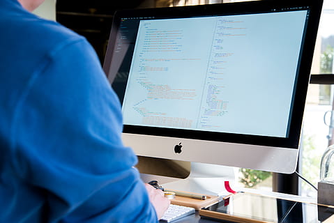imac allumé, Pomme, code, codage, bureau, imac, Mac, maquette, moniteur, la personne, programmeur, la programmation, écran, La technologie, se réveiller, une personne, à l'intérieur, ordinateur, Vrais gens, Occupation, travail, Hommes, section médiane, la communication, vue arrière, fermer, permanent, adulte, éducation, moniteur d'ordinateur, lien, Technologie sans fil, se concentrer sur le premier plan, en cours d'analyse, 5K, CC0, domaine public, libre de droits