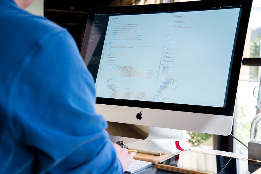 imac activat, poma, codi, codificació, escriptori, imac, mac, maqueta, monitor, persona, programador, programació, pantalla, tecnologia, woking, una persona, a l'interior, ordinador, persones reals, ocupació, treball, homes, secció mitjana, comunicació, vista del darrere, primer pla, de peu, adult, educació, monitor d’ordinador, connexió, tecnologia sense fils, centrar-se en primer pla, analitzar, 5K