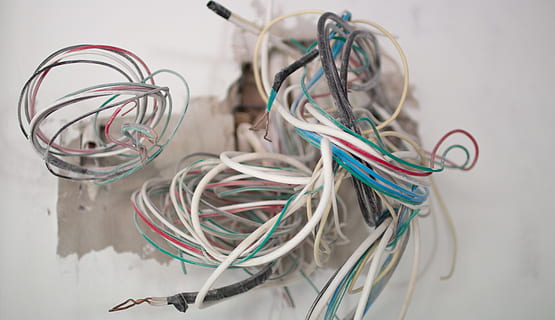Kabeladern in verschiedenen Farben, verheddert, Technologie, Verbindung, Kabel, drinnen, unordentlich, Verwechslung, Computerkabel, keine Leute, Komplexität, Chaos, Elektrizität, Nahansicht, Kommunikation, Fülle, Wahl, große gruppe von gegenständen, Frustration, Studioaufnahme, Variation, 5K, CC0, gemeinfrei, lizenzfrei