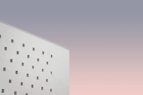 edifici de formigó blanc, edifici, cel, arquitectura, finestra, disseny modern, ciutat, urbà, posta de sol, sortida del sol, a l'aire lliure, royan, blau, llum solar, ciutat urbana, 50 ', disseny, modern, sostre, al matí, estructura construïda, exterior de l'edifici, escena urbana, cap gent, façana, negocis, apartament, edifici d'oficines, industria de la construcció, gratacels, paisatge urbà, dia, torre, 5K, CC0, domini públic, lliure de regalies