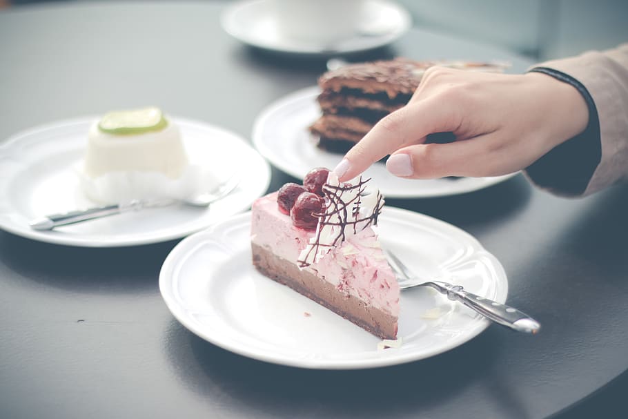 rebanada, tarta de queso, plato, difuminar, pastel, Cereza, chocolate, de cerca, crema, producto lácteo, delicioso, sibarita, dedos, atención, comida, tenedor, Fruta, mano, indulgencia, Pastelería, restaurante, azúcar, dulces, comida y bebida, mano humana, dulce, una persona, postre, parte del cuerpo humano, frescura, comida dulce, utensilio para comer, adentro, utensilio de cocina, mesa, listo para comer, cuchara, tentación, vajilla, preparando comida, 5K