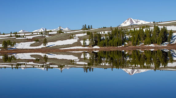 See, Landschaft, Reflexion, Bäume, Schwanensee, Wasser, Ruhe, friedlich, heiter, szenisch, Panorama, Berge, draußen, idyllisch, Natur, Himmel, Schönheit in der Natur, Berg, Szenen - Natur, Baum, Schnee, keine Leute, Tag, klarer Himmel, Blau, Pflanze, kalte Temperatur, ruhige Szene, Gebirge, schneebedeckter Berg, Kiefer, 2K, CC0, gemeinfrei, lizenzfrei