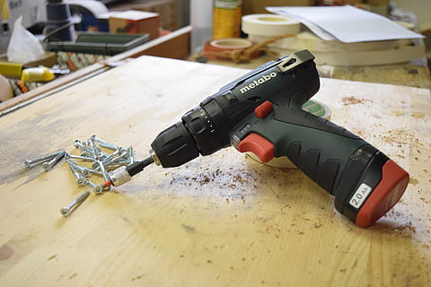 Torx, bit, construire, percer, vis, réparation, charpenterie, artisanat, Charpentier, clé à chocs, table, pistolet, à l'intérieur, bois - matériau, se concentrer sur le premier plan, arme, la communication, nature morte, fermer, outil de travail, personne, vue grand angle, signe, problèmes sociaux, la criminalité, munition, équipement, panneau d'avertissement, atelier, agression, 5K, CC0, domaine public, libre de droits