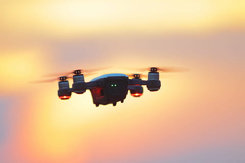 juoda, pilka, dji mavic, pro, drone, svyravimas, aukso, valandą, apšviestas, kamera, aušra, susiliejimas, vakare, skrydis, įtaisą, šviesa, lauke, dangus, saulė, saulėlydis, technologijos, kelionė, skraidantis, transportavimas, judėjimas, oro transporto priemonė, transporto būdas, kelyje, pobūdį, lėktuvas, kopijavimo vietos, nėra žmonių, oranžinė spalva, vidurio oro, šviečia, raudona, kosmoso pramonė, 4K, CC0, Viešasis domenas, nemokamai