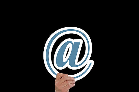 post, e-post, på, hand, ha kvar, internet, kommunikation, dator, datavetenskap, tecken, nätverk, Nyheter, datautbyte, kontakta, mänsklig hand, mänsklig kroppsdel, innehav, kopiera utrymme, svart bakgrund, studio skott, symbol, en person, inomhus, cirkel, skylt, form, teknologi, geometrisk form, företag, lösning, Framgång, global kommunikation, meddelande, finger, 5K, CC0, offentligt domän, royaltyfria