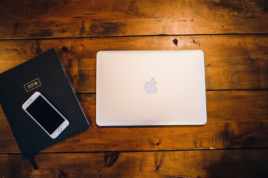 Estats Units, Seattle, taula rústica, ordinador amb planificador, iphone, escriptori, MacBook Pro, Planificador 2018, fotografia de fotografia, espai de treball, material de fusta, a l'interior, taula, directament a sobre, paper, comunicació, fusta, document, cap gent, bolígraf, còpia espai, terres de fusta dura, vista d’angle alt, text, en blanc, sobre, tecnologia, educació, carta, gra de fusta, 4K