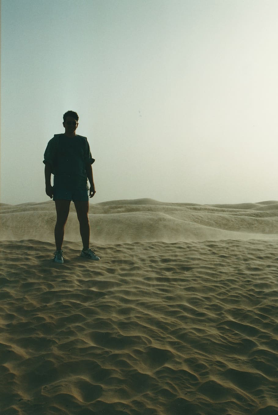 home, de peu, zona de postres, la llum del dia, desert, sec, dunes, horitzó, paisatge, naturalesa, a l'aire lliure, persona, sorra, escènic, cel, una persona, activitat d'oci, terra, persones reals, vista del darrere, estils de vida, homes, escenics - natura, tranquil·litat, longitud completa, bellesa a la natura, escena tranquil·la, festa, cel clar, mar, clima àrid, clima, 2K