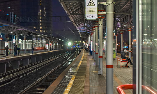 søjler, skinner, tog, aften, jernbane, jernbanetransport, transportform, spore, transportmidler, jernbanespor, belyst, offentlig transport, arkitektur, jernbanestation platform, jernbanestation, bygget struktur, tog - køretøj, tilfældige mennesker, rejse, belysningsudstyr, udendørs, nat, arkitektoniske kolonne, metrostationen, station, ankomst, platform, 4K, CC0, offentligt domæne, royaltyfrie