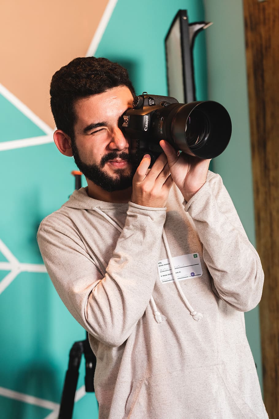 muž, použitím, dslr fotoaparát, Fotoaparát, kamerové čočky, kánon, soustředit se, objektiv, fotograf, fotografování, rekreace, fotit, technologie, pracovní, jedna osoba, fotoaparát - fotografické vybavení, skutečných lidí, stojící, fotografická témata, mladí muži, hospodářství, mladého dospělého, čelní pohled, focení, pas nahoru, uvnitř, obsazení, aktivita, oblečení, vousy, digitální fotoaparát, účes, 5K