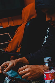 homme, en portant, emballage plastique, bouteille, récipient, foncé, mains, sweat à capuche, à l'intérieur, la musique, musicien, pack, personnes, porter, Vrais gens, Hommes, une personne, séance, section médiane, main humaine, main, modes de vie, affaires, Vêtements décontractés, adulte, vue de face, relaxation, Activité de loisir, La technologie, partie du corps humain, Technologie sans fil, 2K, CC0, domaine public, libre de droits
