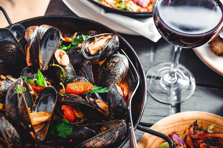 piatto di frutti di mare, cibo e bevande, cibo, freschezza, frutti di mare, pronto a mangiare, mangiare sano, mitilo, tavolo, vista dall'alto, bicchiere, benessere, vino, nessuno, bere, alcool, rinfresco, in casa, avvicinamento, pasto, piatto, cena, 5K