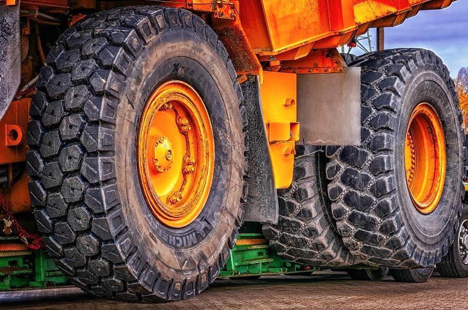 ruota, macchina da costruzione, dumper, tecnologia, bruco, gatto, costruzione, schianto, dettaglio, macchina, veicolo di costruzione, posto, trasporto, pneumatici, robusto, rimorchio a pianale ribassato, carica, profilo, mezzi di trasporto, pneumatico, modo di trasporto, veicolo terrestre, camion, macchinario, industria, industria di costruzioni, motore della terra, macchine da cantiere, bulldozer, gomma da cancellare, sito di costruzione, nessuno, all'aperto, grande, giorno, Camion della spazzatura, attrezzatura da costruzione, 5K