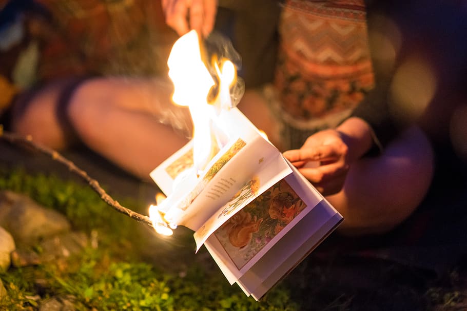 fuoco, campeggio, fuoco di bivacco, libro, ardente, fiamme, all'aperto, fiume, detenzione, mano umana, mano, una persona, concentrarsi sulle conoscenze acquisite, persone reali, natura, parte del corpo umano, comunicazione, Sezione centrale, fuoco - fenomeno naturale, donne, adulto, avvicinamento, fiamma, stili di vita, 5K