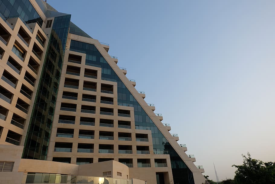 edifici, arquitectura, dubai, gratacels, estructura construïda, exterior de l'edifici, cel, vista d’angle baix, cap gent, finestra, cel clar, naturalesa, dia, ciutat, llum solar, còpia espai, a l'aire lliure, en fila, blau, oficina, arbre, modern, apartament, 4K