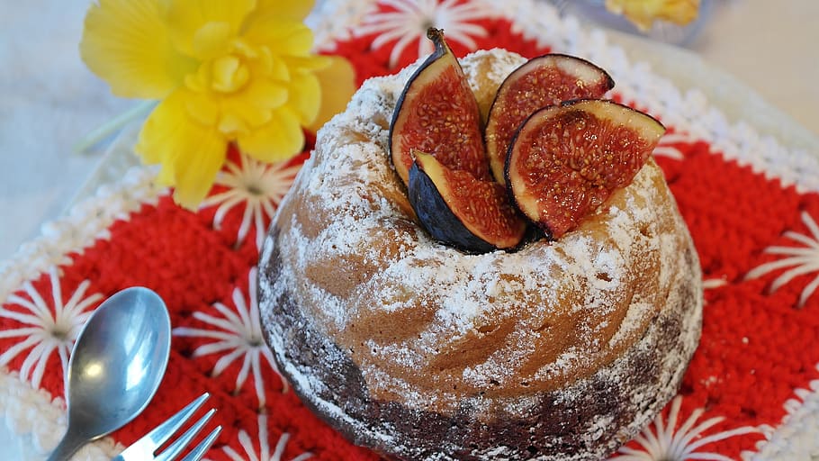 runden, braun, Lebensmittel, geschnitten, Obst, backen, Kuchen, Nahansicht, Kakao, Süßwaren, Sahne, köstlich, Design, Essen, Blume, hausgemacht, Gebäck, Zucker, Süße, Geschirr, lecker, Süßes Essen, Essen und Trinken, Süss, Dessert, Frische, Genuss, Versuchung, fertig für den Verzehr, gebacken, ungesunde Ernährung, drinnen, Teller, Stillleben, Feier, keine Leute, Puderzucker, Garnierung, 5K