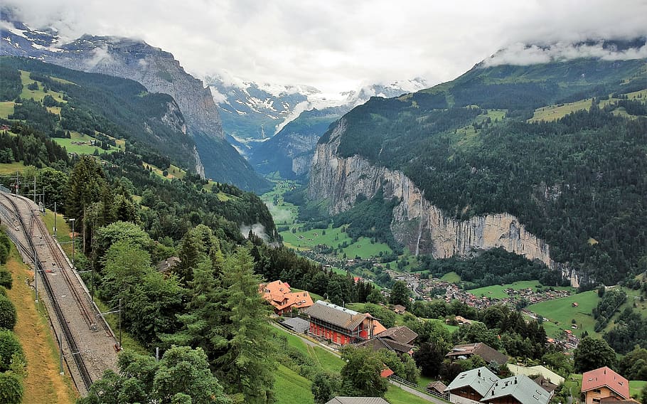 arbres verds, arquitectura, núvols, la llum del dia, dji, drone shot, verd, tret d'angle alt, turó, cases, paisatge, lauterbrunnen, muntanya, naturalesa, carretera, escènic, vista, cel, estiu, suïssa, turisme, ciutat, arbres, vall, escenics - natura, bellesa a la natura, planta, arbre, Serra, medi ambient, estructura construïda, escena tranquil·la, creixement, dia, exterior de l'edifici, tranquil·litat, vista d’angle alt, color verd, edifici, idíl·lic, cap gent, a l'aire lliure, paisatge urbà, 4K
