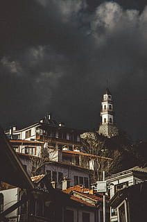 Weiß, grau, Gebäude, dunkel, Wolken, die Architektur, dunkle Wolken, gebaute Struktur, Gebäudehülle, wolke - himmel, Himmel, Stadt, Wohngegend, keine Leute, Natur, Tag, draußen, Dach, Haus, Sturm, Reiseziele, Flachwinkelansicht, Stadtbild, Baum, Turm, 4K, CC0, gemeinfrei, lizenzfrei