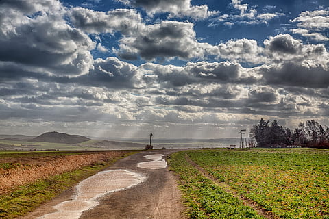 vooruit, winderig, wolken, regen, zonneschijn, stormachtig, landschap, natuur, weg, plas, groen, blauw, wit, weide, veld-, rijbaan, lopen, hike, startbaan, bank, bomen, weer, wind, risico, zonnestraal, wolk - lucht, hemel, de weg vooruit, richting, schoonheid in de natuur, fabriek, scenics - natuur, gras, rustige scène, land-, dag, kalmte, milieu, vervoer, voetpad, geen mensen, buitenshuis, lang, 4K, CC0, publiek domein, royaltyvrij