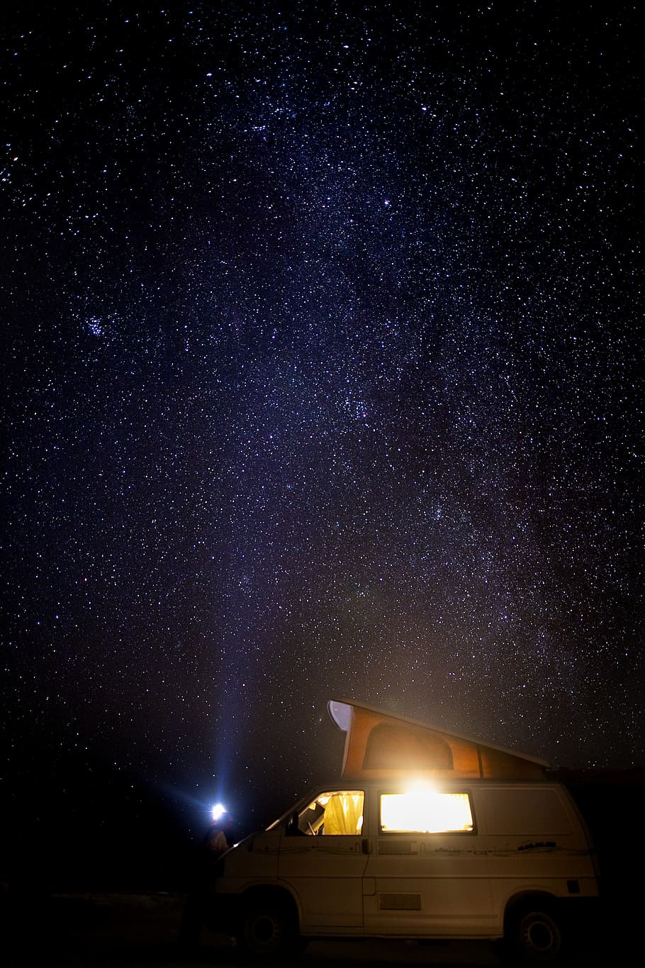 fourgonnette blanche, nuit, étoile - espace, ciel, personne, astronomie, espace, illuminé, la nature, galaxie, faible angle de vue, paysages - nature, beauté dans la nature, mode de transport, étoile, infini, champ d'étoiles, en plein air, science, transport, véhicule terrestre, voie Lactée, espace et astronomie, 2K