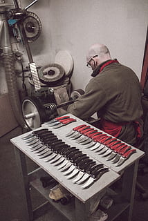 uomo che fissa imte, musica, attrezzatura musicale, una persona, strumento musicale, pianoforte, in casa, persone reali, uomini, seduta, abilità, cultura artistica e intrattenimento, uomini maturi, adulto maturo, abbigliamento casual, tre quarti, vista laterale, giocando, maschi, tasto del pianoforte, tastiera, strumento a tastiera, 4K, CC0, dominio pubblico, privo di copyright