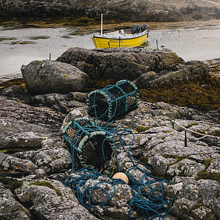 zwei, Blau, Fischnetze, Rock, Insel von Barra, Großbritannien, draußen, Wasser, Meer, Ozean, Natur, Küste, Transport, Wasserfahrzeug, Schiff, Boot, Schlauchboot, Bunker, Gebäude, Konstruktion, Kieselstein, Flora, Moos, Seil, solide, Rock - Objekt, Tag, Strand, Transportmittel, festgemacht, keine Leute, Land, Ruhe, Angeln, Hafen, Fischereiindustrie, Fischerboot, verankert, 2K, CC0, gemeinfrei, lizenzfrei