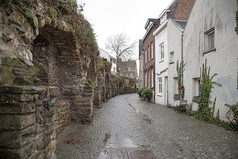 chodník, cesta, kámen, dlažební kamen, břidlice, louže, zeď, patio, ruiny, baldachýn, krypta, archeologie, rostlina, břečťan, beton, kampusu, torii, brána, architektura, exteriér budovy, budova, stavba, cesta vpřed, směr, ulice, rezidenční čtvrti, nikdo, Dům, Příroda, den, město, nebe, úzký, pěšina, venku, okno, alej, perspektiva, kamenná zeď, 5K, CC0, veřejná doména, bez autorských práv