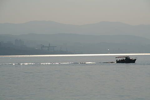 Croazia, Rijeka, acqua, nave nautica, mezzi di trasporto, cielo, montagna, lungomare, modo di trasporto, mare, bellezza nella natura, scenics - natura, natura, nessuno, catena montuosa, viaggio, scena tranquilla, andare in barca, all'aperto, movimento, la tranquillità, aereo passeggeri, 2K, CC0, dominio pubblico, privo di copyright