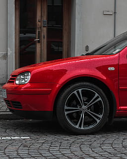 rotes Auto, Maschine, gesprochen, Reifen, Rad, Leichtmetallfelge, Autoreifen, Automobil, Auto, Transport, Fahrzeug, Schweden, VW Golf, 2018 volkswagen golf, volkswagen gti, volkswagen golf 2019, Volkswagen Golf (Automodell), volkswagen golf mk 2, volkswagen, Volkswagen Golf, 2017 volkswagen golf gti, Transportmittel, rot, Kraftfahrzeug, Landfahrzeug, Stadt, Tag, Straße, keine Leute, die Architektur, gebaute Struktur, Reflexion, Gebäudehülle, draußen, Kopfsteinpflaster, Retro-Stil, Oldtimer, stationär, 2K, CC0, gemeinfrei, lizenzfrei