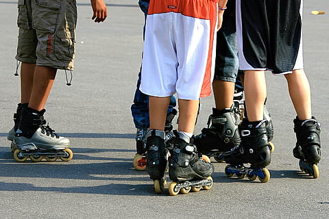 oameni inline patinaj, uman, persoană, oameni, gleznă, îmbrăcăminte, pantof, încălţăminte, cizmă, echipă, toc, secțiune joasă, grup de oameni, partea corpului uman, parte a corpului, oameni adevărați, piciorul uman, zi, sportiv, Activitatea de agrement, stradă, oraș, bărbați, copil, femei, stiluri de viață, copilărie, descendenți, membru, membrul uman, 2K, CC0, domeniu public, fără drepturi de autor