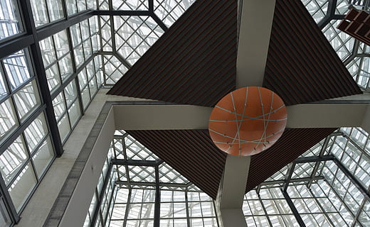arkitektur, bygning, vindue, tagvindue, San Diego, USA, centralbibliotek, glas, downtown, loft, metal, bibliotek, tag, lufthavn, terminal, Lufthavns Terminal, bue, hvælving loft, buet, Kongrescenter, indendørs, lav vinkel visning, dag, basketball - sport, bygget struktur, mønster, glas - materiale, sollys, ingen mennesker, sport, belysningsudstyr, geometrisk form, hængende, design, bold, tagbjælke, 5K, CC0, offentligt domæne, royaltyfrie