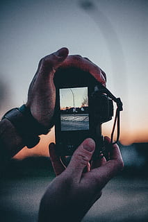 selektiv, Foto fokussieren, Person, halten, Kamera, verwischen, Erfassung, Nahansicht, Tiefenschärfe, Digitalkamera, Anzeige, Fokus, Hände, Bild, Fotografie, Bildschirm, Foto machen, Fotografie-Themen, menschliche Hand, Hand, Technologie, Fotografieren, Aktivität, echte Menschen, kabellose Technologie, eine Person, Smartphone, Freizeitbeschäftigung, Kamera - Fotoausrüstung, Mobiltelefon, menschliches Körperteil, Himmel, tragbares Informationsgerät, Kommunikation, Fotoausrüstung, Finger, draußen, Fotograf, 4K, CC0, gemeinfrei, lizenzfrei