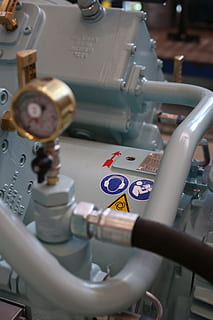 ingegneria, valvola, laboratorio, motore, tecnologia, attrezzatura, meccanico, il motore, industriale, ingegnere, sicurezza, Salute, salute e sicurezza, macchina, industria, lavoro, pressione, macchinario, metallo, in casa, messa a fuoco selettiva, fabbrica, parte della macchina, attrezzature di produzione, nessuno, avvicinamento, vista dall'alto, attività commerciale, controllo, tubo - tubo, edificio industriale, tessile, produzione, linea di produzione, equipaggiamento industriale, 5K, CC0, dominio pubblico, privo di copyright