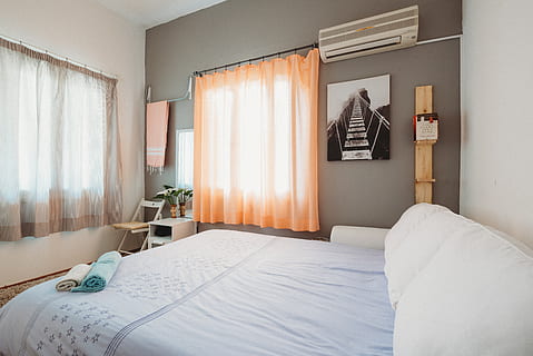 hvid, sengetæppe, inde, værelse, seng, møbel, hjemlige værelse, soveværelse, indendørs, gardin, luksus, Hotel, hjem interiør, rigdom, hotelværelse, fravær, home showcase interiør, ingen mennesker, hjem, luksushotel, hjemlige liv, livsstil, moderne, ark, elektrisk lampe, hyggelig, hotel suite, dyne, 5K, CC0, offentligt domæne, royaltyfrie