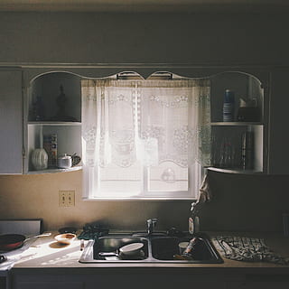 skygge, smuk, nuttet, vindue, hjem, hus, fad, håndvask, køkken, indendørs, ingen mennesker, hylde, glas - materiale, stilleben, hjemlige værelse, husholdningsudstyr, arrangement, gennemsigtig, hjem interiør, dag, krukke, beholder, husholdnings køkken, belyst, afspejling, bord, glas, 1080P, CC0, offentligt domæne, royaltyfrie