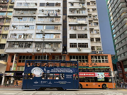 blau, doble, autobús de decker, transport, vehicle, autobús, persona, humà, autobús turístic, urbà, ciutat, edifici, autobús de dos pisos, de gran alçada, edifici d'apartaments, edifici d'oficines, gent, metròpolis, carretera, intersecció, vianants, asfalt, arquitectura, exterior de l'edifici, estructura construïda, dia, finestra, cap gent, manera de transport, barri residencial, text, exterior d’edifici d’oficines, vehicle terrestre, vista d’angle baix, a l'aire lliure, vida de ciutat, comunicació, apartament, gratacels, 4K, CC0, domini públic, lliure de regalies