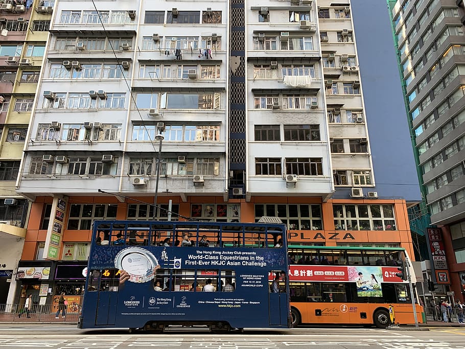 blau, doble, autobús de decker, transport, vehicle, autobús, persona, humà, autobús turístic, urbà, ciutat, edifici, autobús de dos pisos, de gran alçada, edifici d'apartaments, edifici d'oficines, gent, metròpolis, carretera, intersecció, vianants, asfalt, arquitectura, exterior de l'edifici, estructura construïda, dia, finestra, cap gent, manera de transport, barri residencial, text, exterior d’edifici d’oficines, vehicle terrestre, vista d’angle baix, a l'aire lliure, vida de ciutat, comunicació, apartament, gratacels, 4K