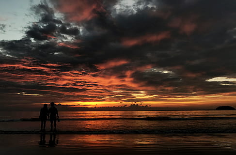 Due, persona, in piedi, foto della siluetta della spiaggia, retroilluminato, spiaggia, nuvole, coppia, buio, alba, sera, paesaggio, oceano, riflessione, panoramico, mare, paesaggio marino, riva del mare, cielo, estate, sole, tramonto, vacanza, acqua, nuvola - cielo, scenics - natura, bellezza nella natura, due persone, solidarieta, colore arancione, persone reali, uomini, silhouette, terra, natura, coppia - relazione, donne, orizzonte sull'acqua, emozione positiva, all'aperto, 4K, CC0, dominio pubblico, privo di copyright