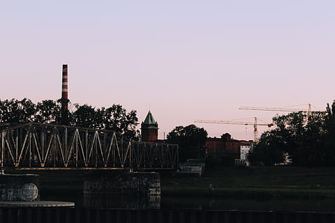 podul metalic, albastru, cer, arhitectură, pod, clădire, lumina zilei, mediu inconjurator, plantă industrială, fier, peisaj, metal, vechea fabrică, în aer liber, râu, ruginit, decor, pitoresc, oţel, copaci, apă, malul mării, construită, exteriorul clădirii, plantă, apus de soare, copac, natură, nici o persoana, cer senin, spațiu copie, religie, lăcaș de cult, credință, spiritualitate, 2K, CC0, domeniu public, fără drepturi de autor