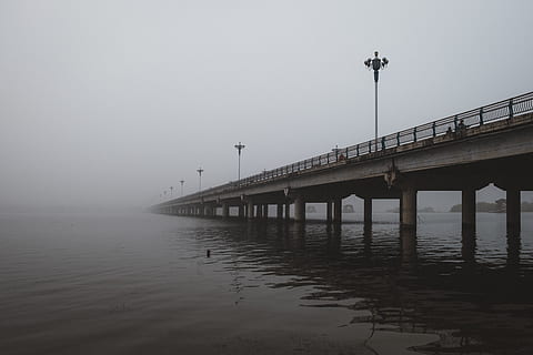 ponte di cemento grigio, acqua, lungomare, porta, bacino, molo, ponte, costruzione, umano, persona, nebbia, fiume, corrimano, ringhiera, mattina, lunatico, Fujifilm, passerella, natura, modo, strada, struttura costruita, connessione, architettura, cielo, ponte - struttura fatta dall'uomo, mezzi di trasporto, nessuno, mare, colonna architettonica, copia spazio, all'aperto, lungo, 5K, CC0, dominio pubblico, privo di copyright