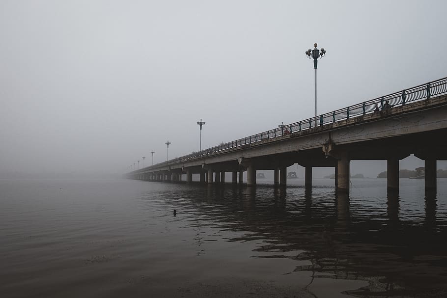 graue Betonbrücke, Wasser, Ufergegend, Hafen, Dock, Seebrücke, Brücke, Gebäude, Mensch, Person, Nebel, Fluss, Geländer, Morgen, launisch, fujifilm, Promenade, Natur, Weg, Straße, gebaute Struktur, Verbindung, die Architektur, Himmel, Brücke - künstliche Struktur, Transport, keine Leute, Meer, architektonische Säule, kopieren sie platz, draußen, lange, 5K