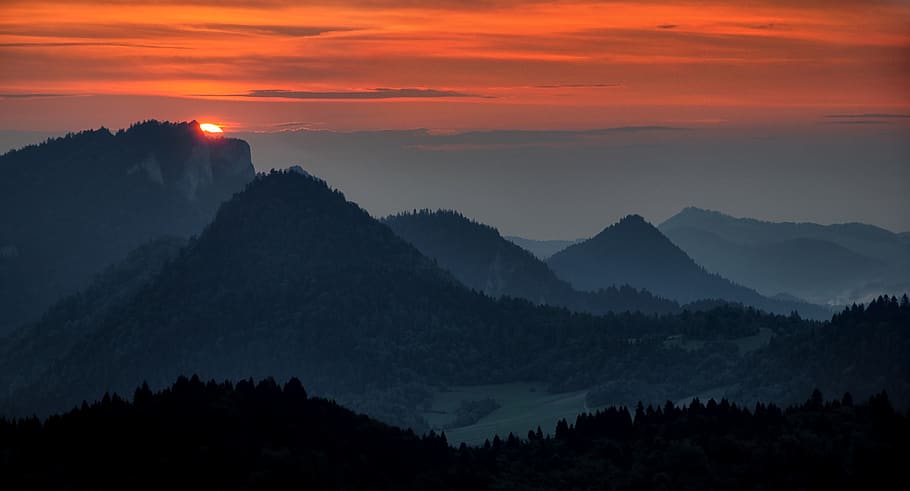 Aussicht, Landschaft, Dämmerung, Sonnenuntergang, Berge, Gebirgskette, der Horizont, Bergketten, Wälder, Abend, west, Die Sonne, Stimmung, Abends, Wolken, Atmosphäre, Beleuchtung, mystisch, romantisch, Panorama, Zauber, Szenen - Natur, Himmel, Berg, Schönheit in der Natur, ruhige Szene, Umgebung, Ruhe, Baum, wolke - himmel, Natur, Gebirge, Pflanze, Nicht-städtische Szene, Silhouette, Wald, keine Leute, Nebel, Sonne, draußen, Gipfel, 4K