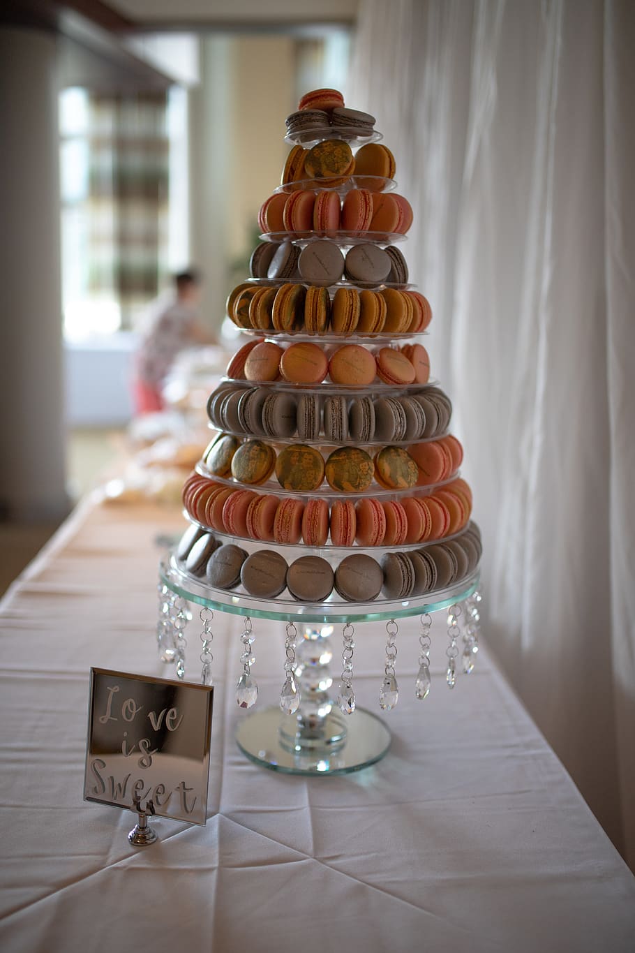 cupcake, stand, macarrons, menjar, menjar i beguda, menjar dolç, dolç, a l'interior, temptació, taula, indulgència, cap gent, postres, natura morta, centrar-se en primer pla, celebració, llest per menjar, pastís, gran grup d'objectes, pila, frescor, dia, contenidor, 5K