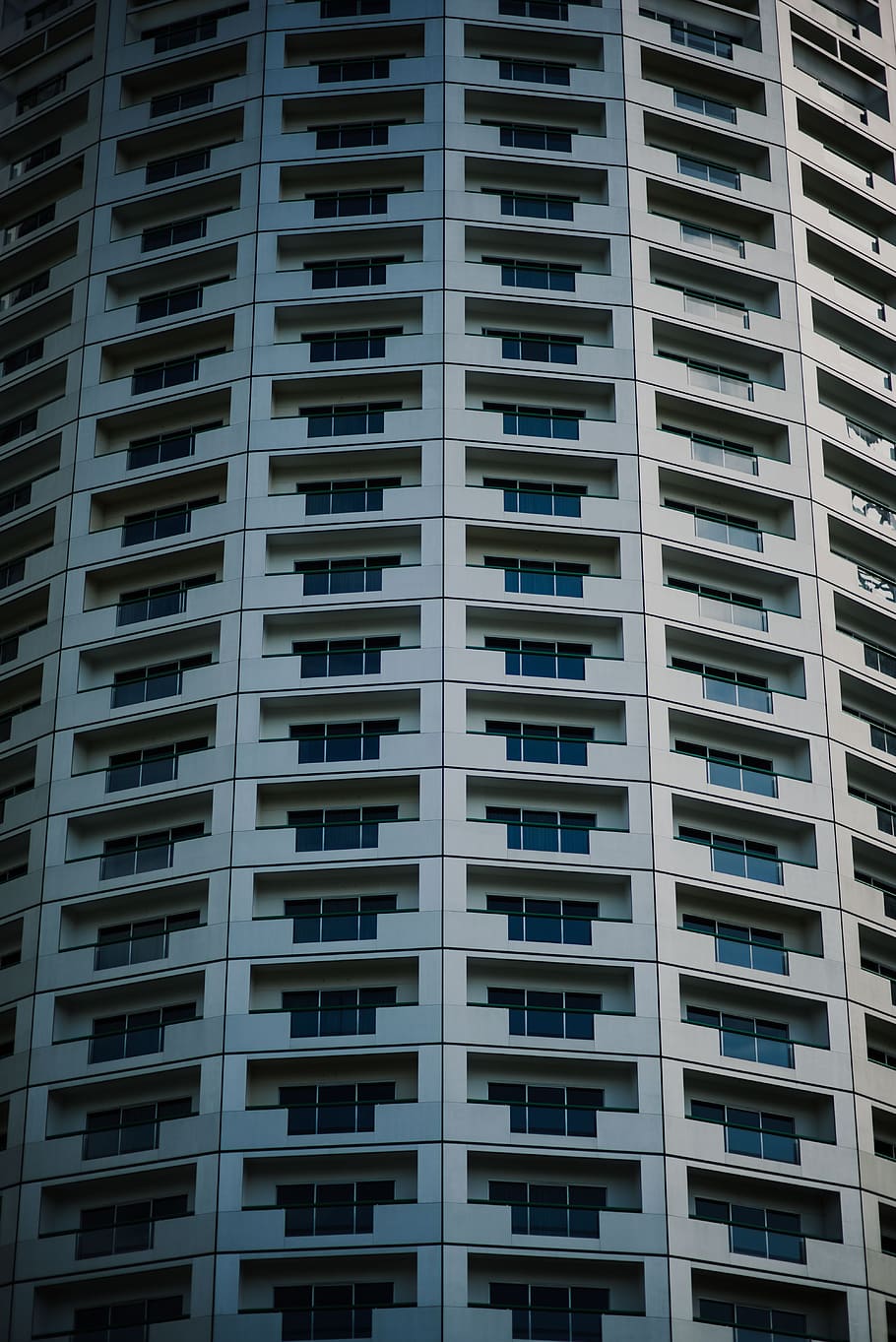 bianca, dipinto, calcestruzzo, costruzione, finestra, ripetizione, modello, urbano, città, architettura, design moderno, grattacielo, appartamento, balcone, esterno dell'edificio, struttura costruita, scena urbana, moderno, facciata, all'aperto, industria di costruzioni, nessuno, Palazzo residenziale, architettura ed edifici, quartiere residenziale, sviluppo abitativo, proprietà di casa, edificio per uffici, alto - alto, vita di città, riflessione, Casa, nuovo, attività commerciale, 5K