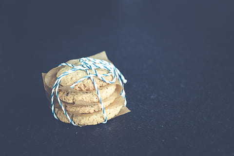 rond gebak pack, bakken, gebakken, bruin, brunch, cake, viering, detailopname, conceptuele, koekjes, decoratie, heerlijk, toetje, voedsel, versheid, eigengemaakt, overvol, papier, gebakjes, vorm, tussendoortje, hagelslag, stack, stilleven, zoet, lekker, traktaties, eten en drinken, binnenshuis, studio opname, brood, enkel object, geen mensen, welzijn, hoge hoekmening, klaar om te eten, gezond eten, kopie ruimte, zoet eten, aflaat, tafel, zwarte achtergrond, verleiding, 5K, CC0, publiek domein, royaltyvrij