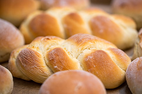 gebackenes Brot, Brot, Lebensmittel, Brötchen, Schabbat, Stritzel, Essen, Süßwaren, Süßigkeiten, Cracker, Croissant, Körnerbrot, Brezel, französisches Brot, Brotlaib, Schmortopf, Topf, Abendessen, Bagel, kulinarisch, Essen und Trinken, Frische, gebacken, Nahansicht, ein Leib Brot, keine Leute, große gruppe von gegenständen, Bäckerei, französisches Essen, selektiver Fokus, Stillleben, Geschäft, gesundes Essen, Stangenbrot, Wohlbefinden, drinnen, braun, 5K, CC0, gemeinfrei, lizenzfrei